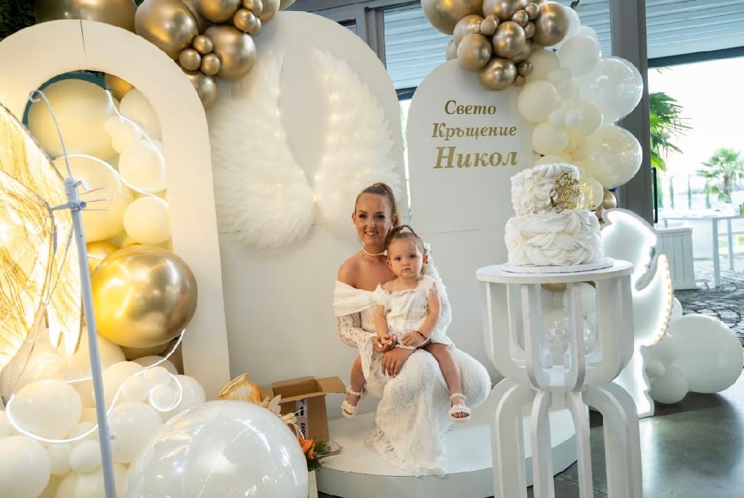 Елегантна украса за кръщене в бяло и златно — Lum Decor